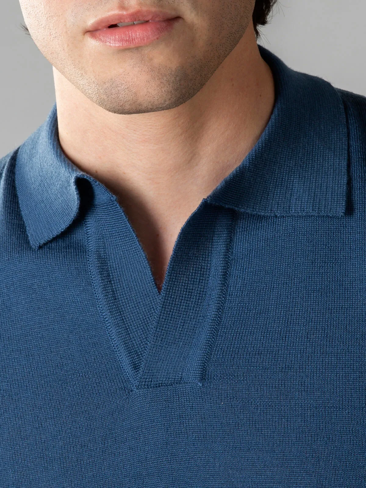 Extrafine Merino Buttonless Polo Steel Blue