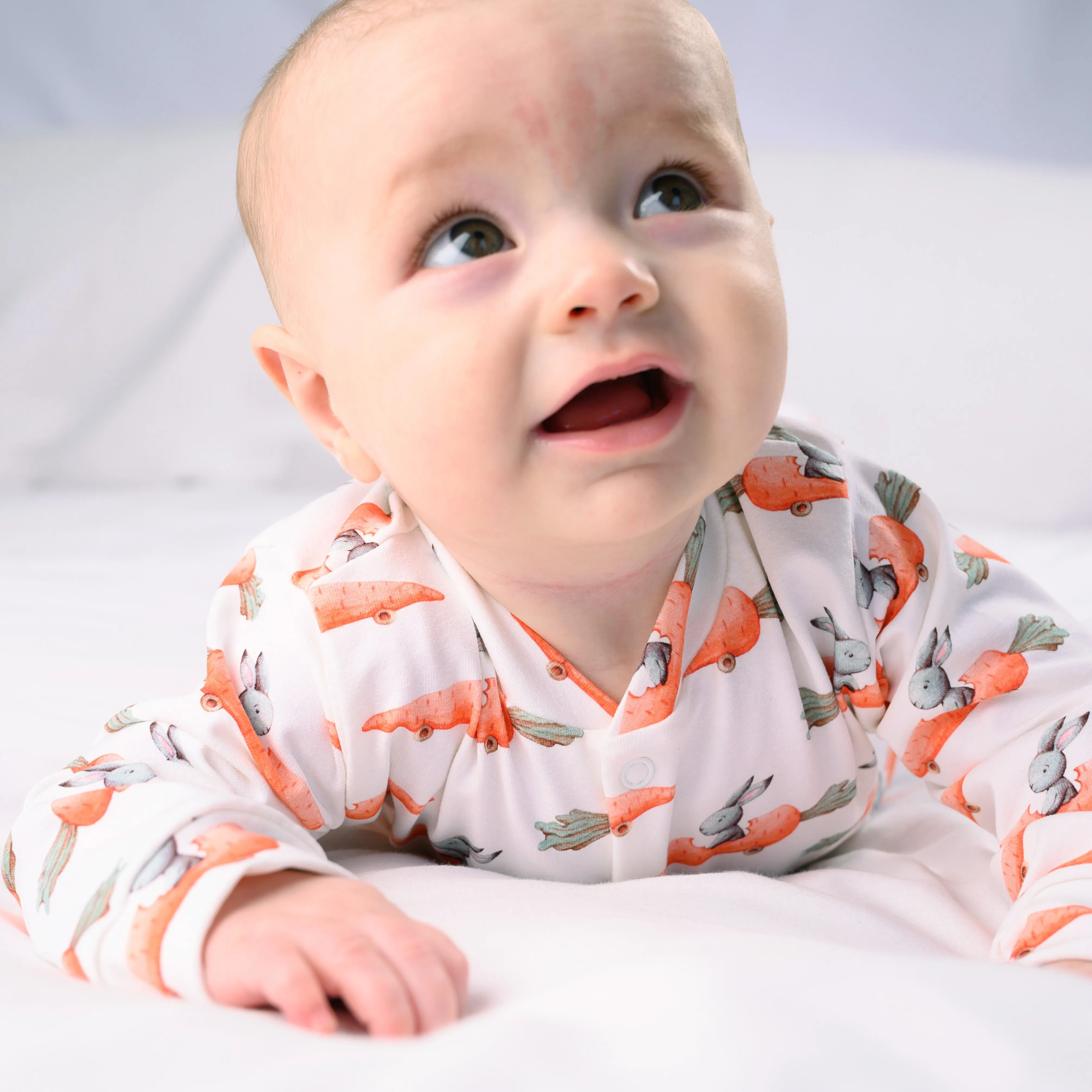 Racing carrot print cotton sleepsuit