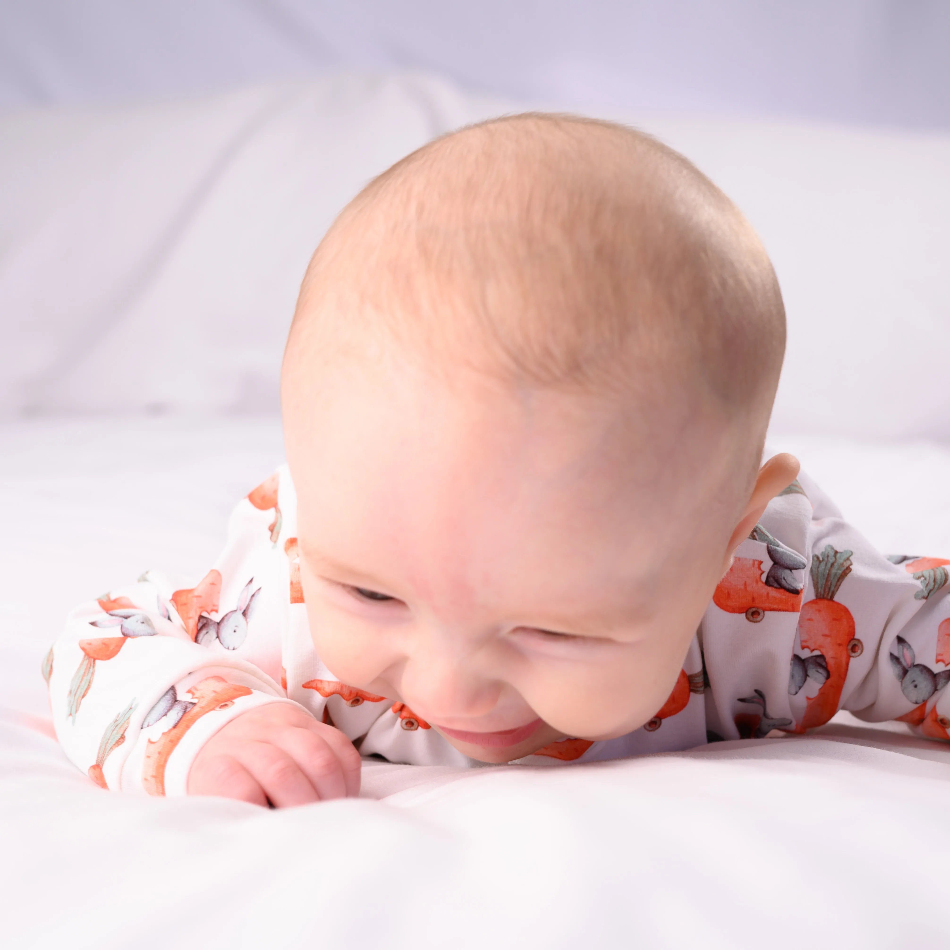 Racing carrot print cotton sleepsuit