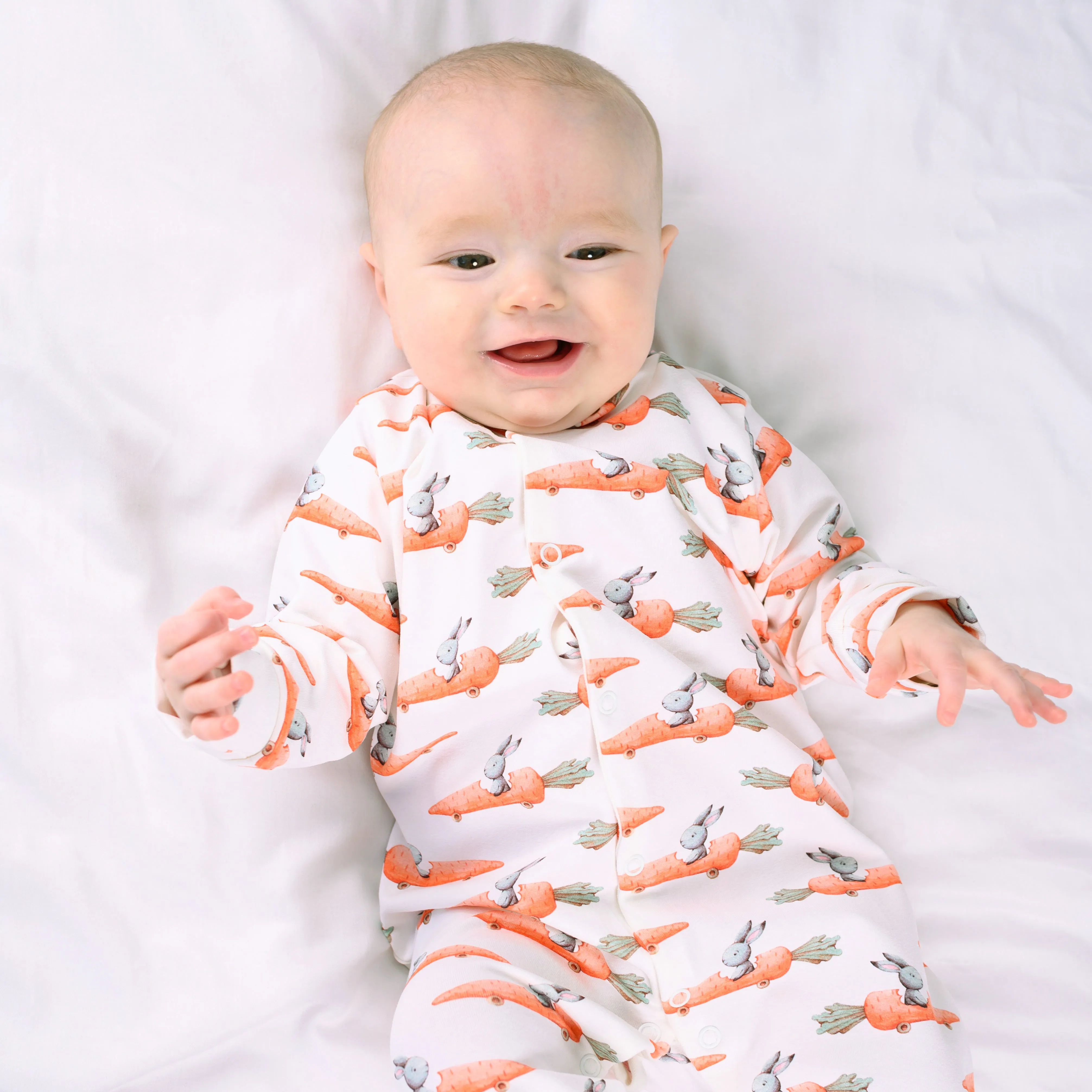 Racing carrot print cotton sleepsuit