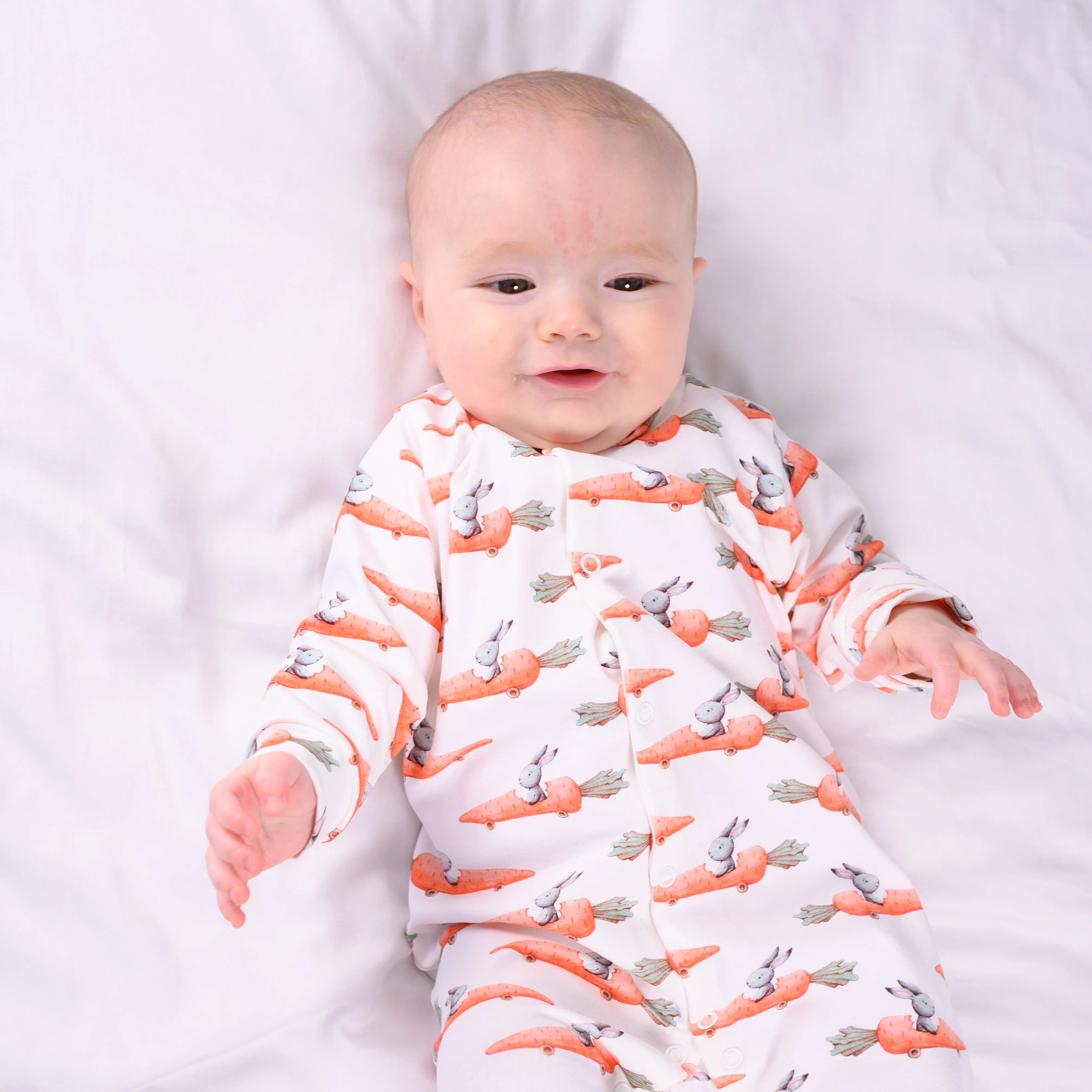 Racing carrot print cotton sleepsuit