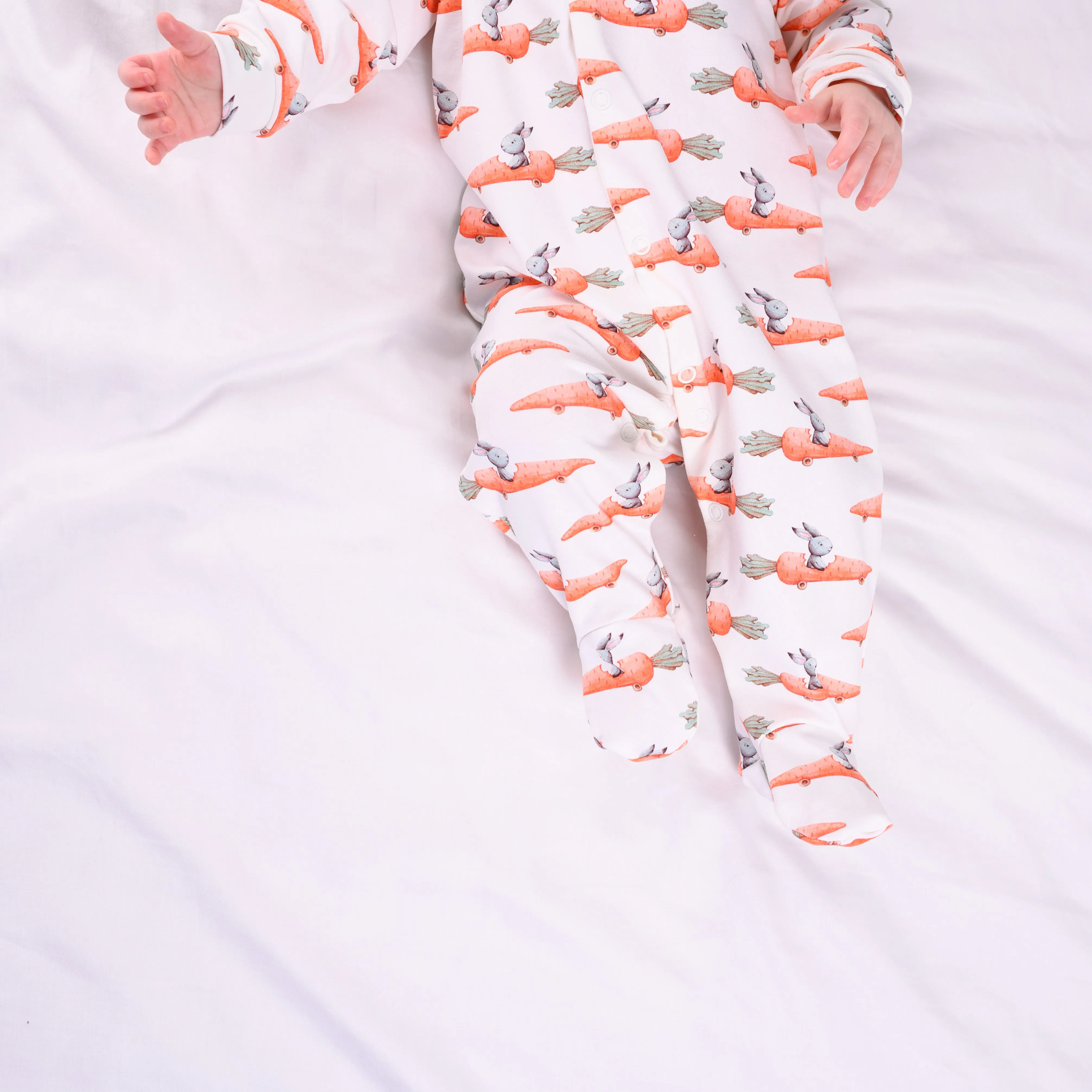 Racing carrot print cotton sleepsuit