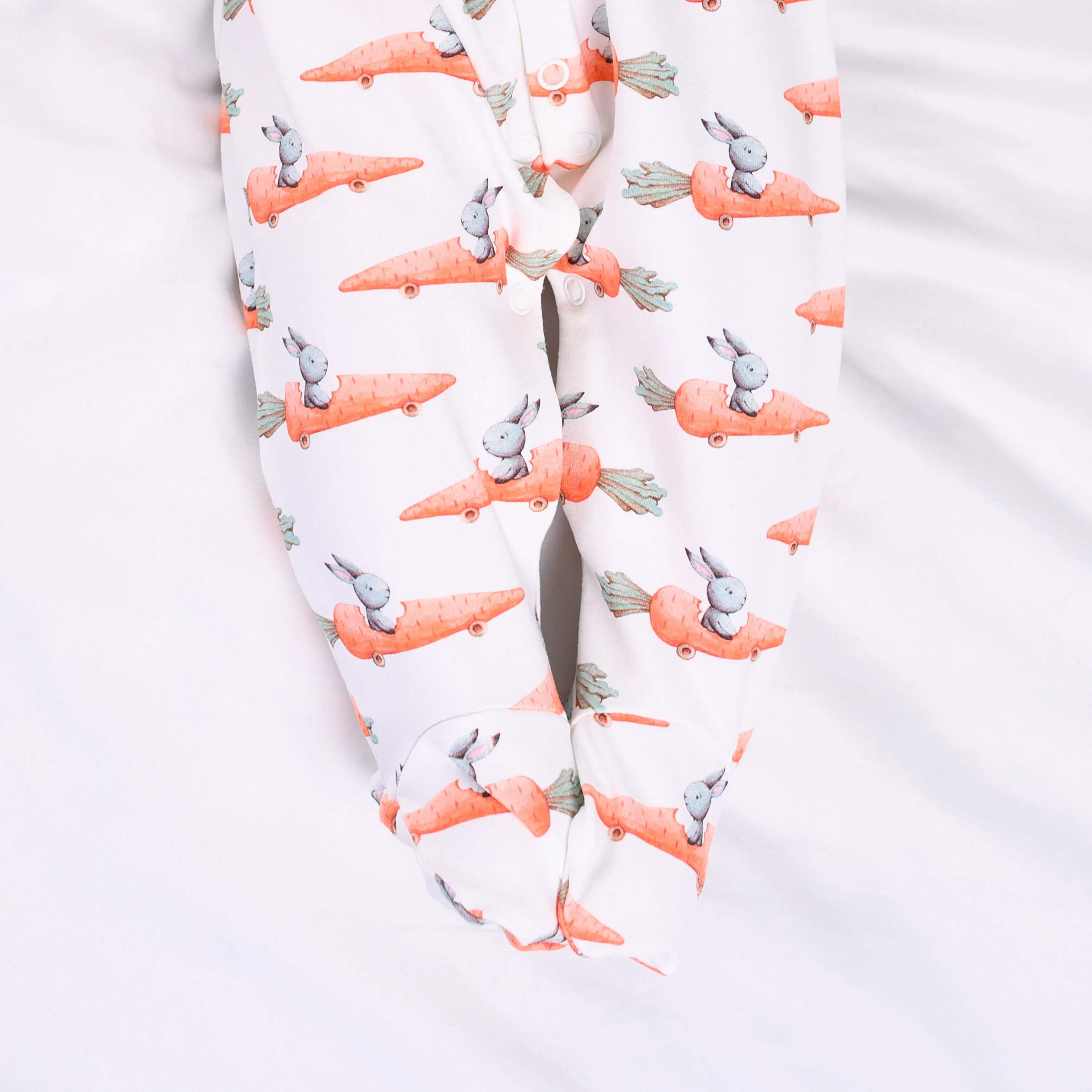 Racing carrot print cotton sleepsuit