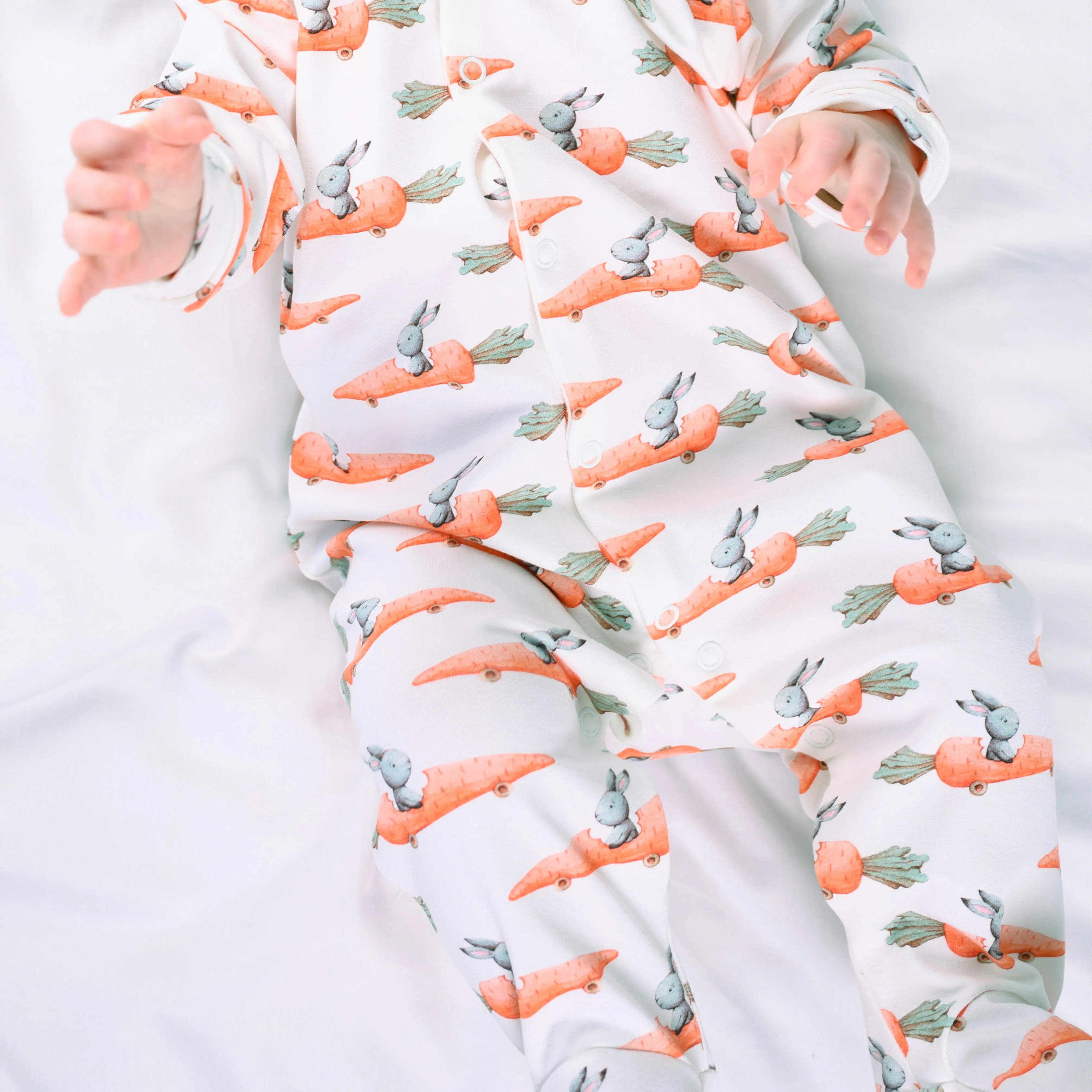 Racing carrot print cotton sleepsuit