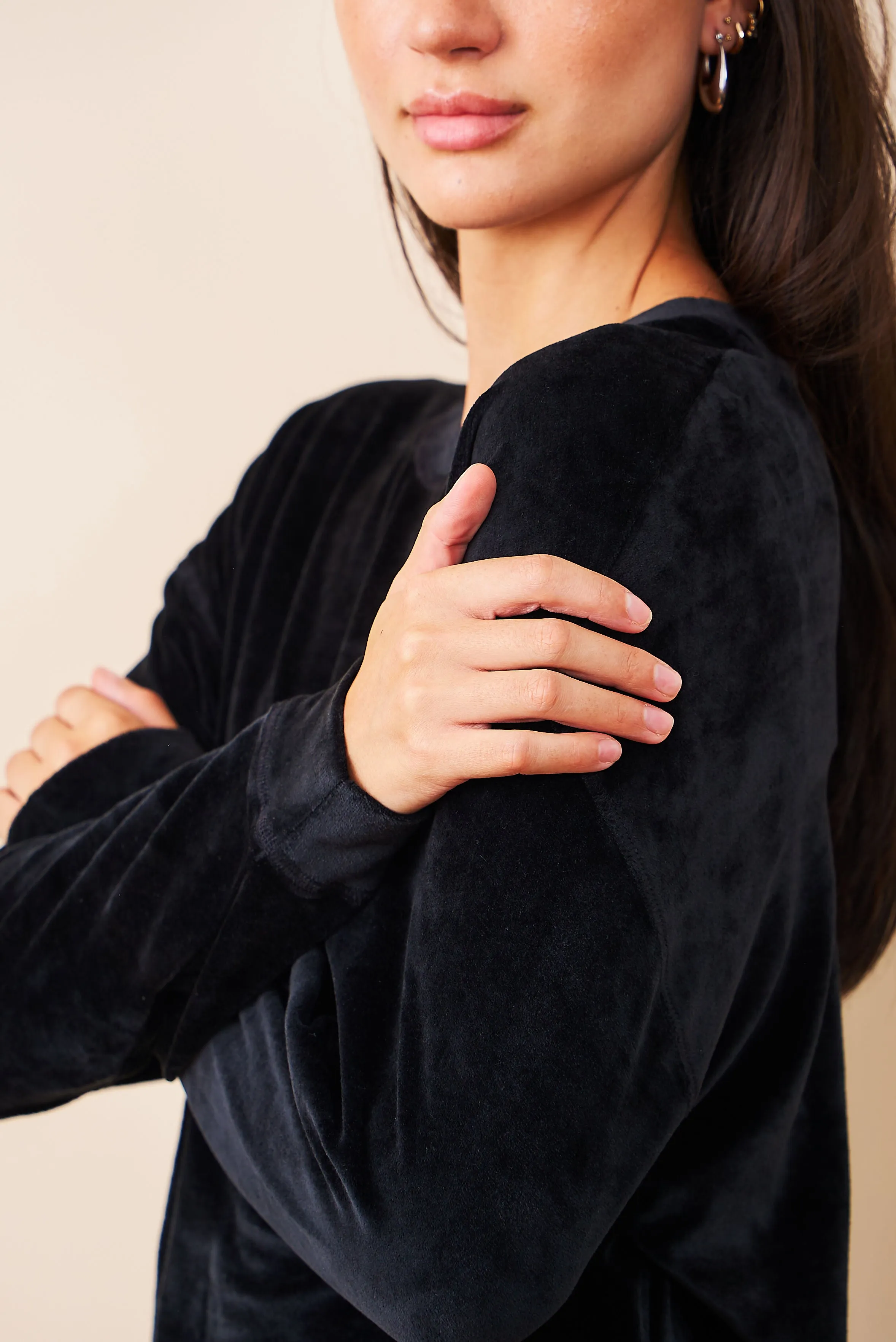 Velour Long Sleeve Crewneck in Noir